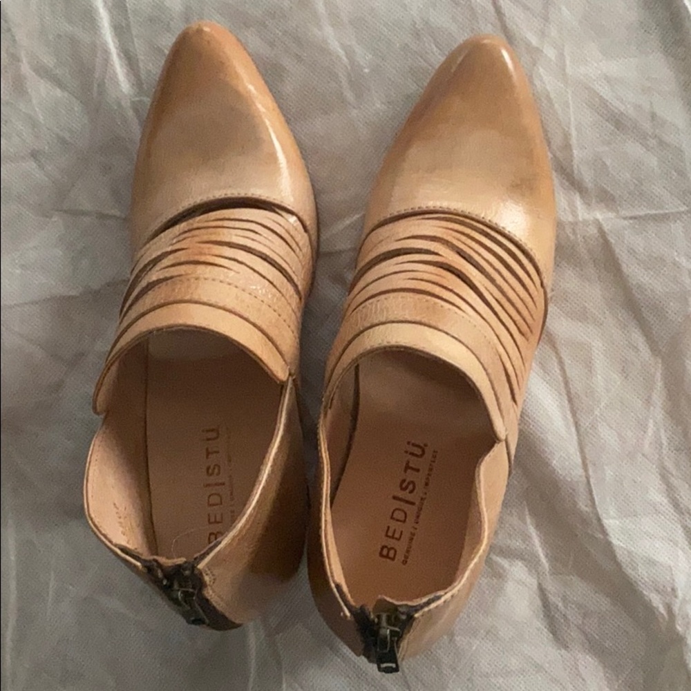 Natural leather bed Stu boots. Worn once. Too big